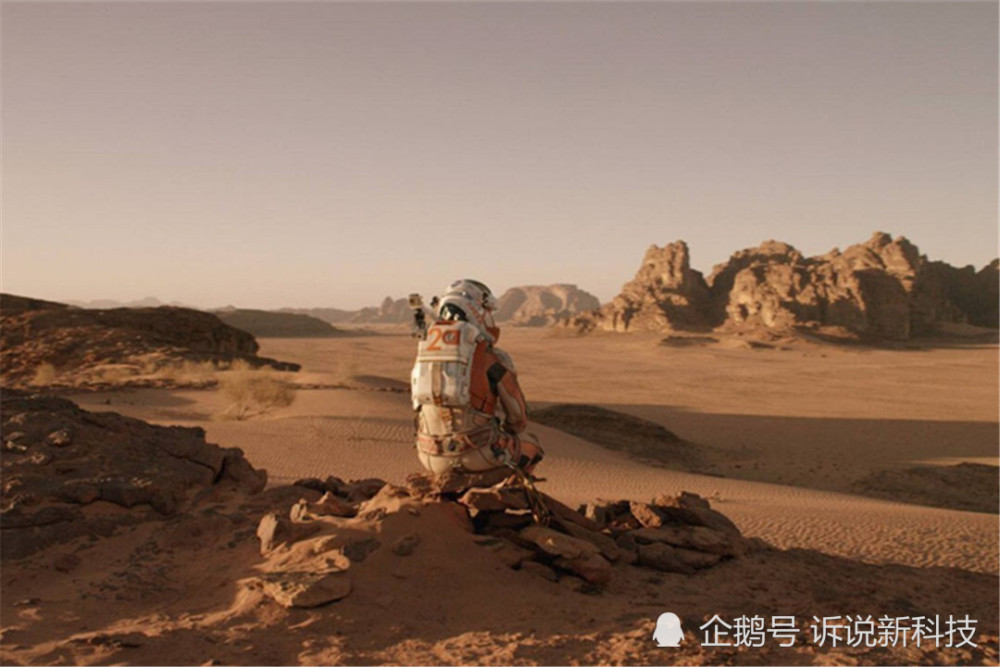 火星|躲在火星岩石后的“人影”，似乎要把手伸向探测器！他要做什么？