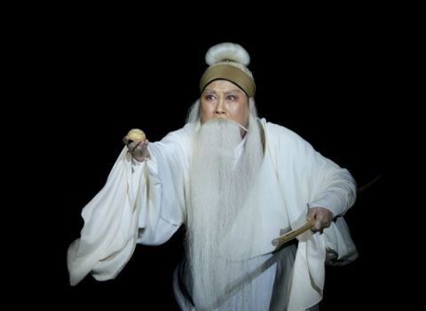 作为中国豫剧界的一名老兵,今年58岁的李树建演了45年的戏,演遍了我国