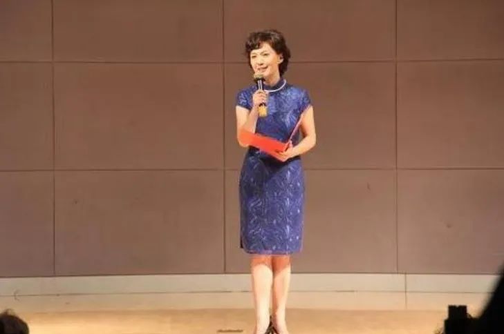 海霞|海霞：21岁成央视主播，28岁嫁清华教授，结婚20年0绯闻幸福无比