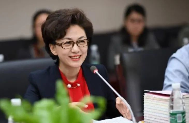 海霞|海霞：21岁成央视主播，28岁嫁清华教授，结婚20年0绯闻幸福无比