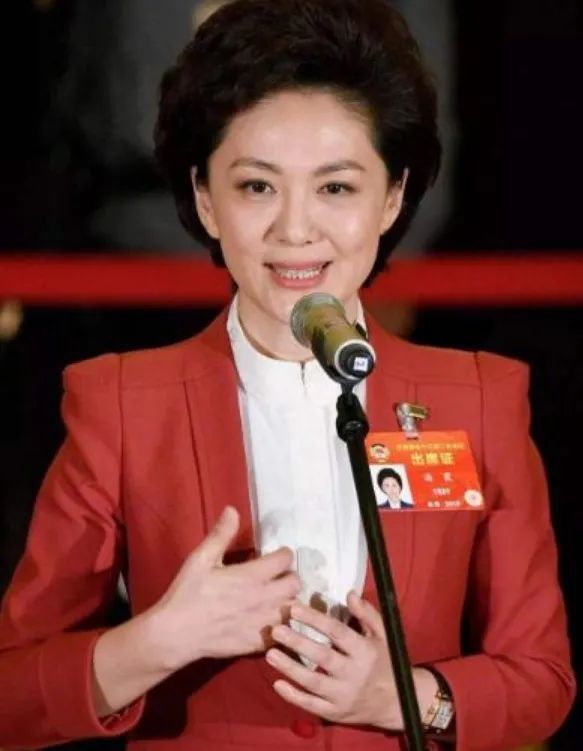 海霞:21岁成央视主播,28岁嫁清华教授,结婚20年0绯闻幸福无比