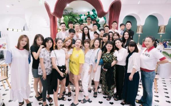 董璇|张嘉倪孩子庆生现场曝光，两儿子如复制粘贴，排场大到董璇都现身