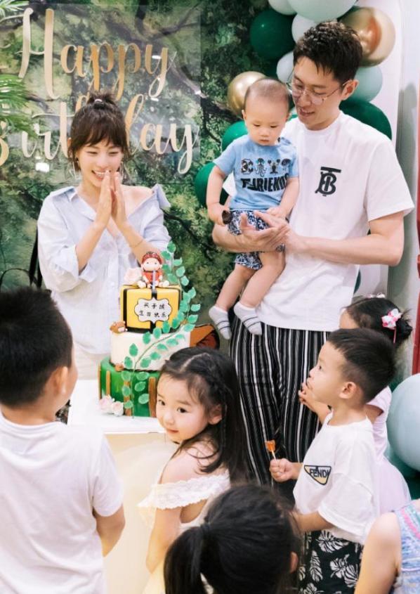 董璇|张嘉倪孩子庆生现场曝光，两儿子如复制粘贴，排场大到董璇都现身