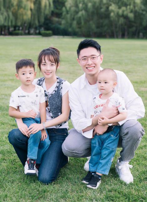 董璇|张嘉倪孩子庆生现场曝光，两儿子如复制粘贴，排场大到董璇都现身