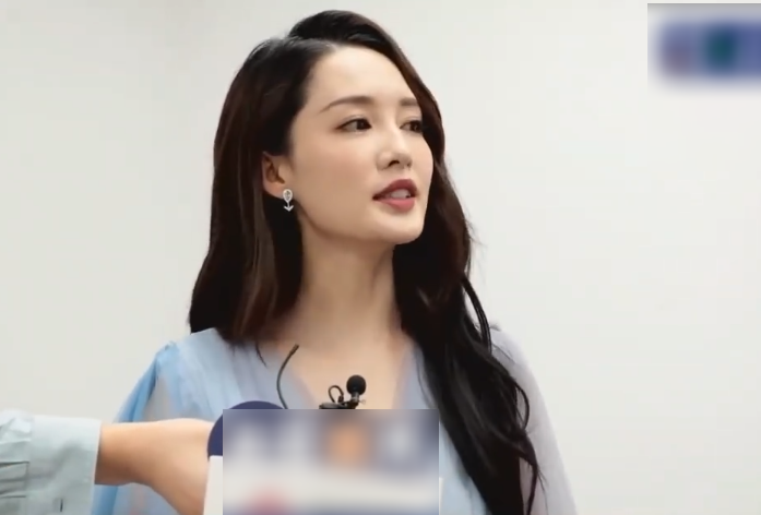 李沁接受央视采访看到无精修颜值后这状态是认真的