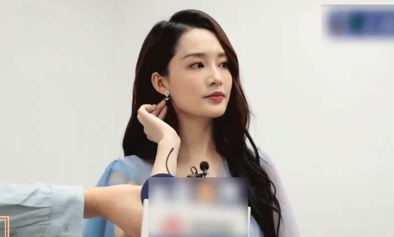 李沁接受央视采访看到无精修颜值后这状态是认真的