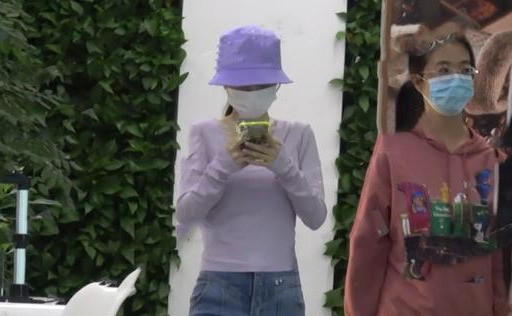 李小璐|李小璐全副武装现身医院整容层，疑做细脖瘦肩手术，向网红脸靠近？