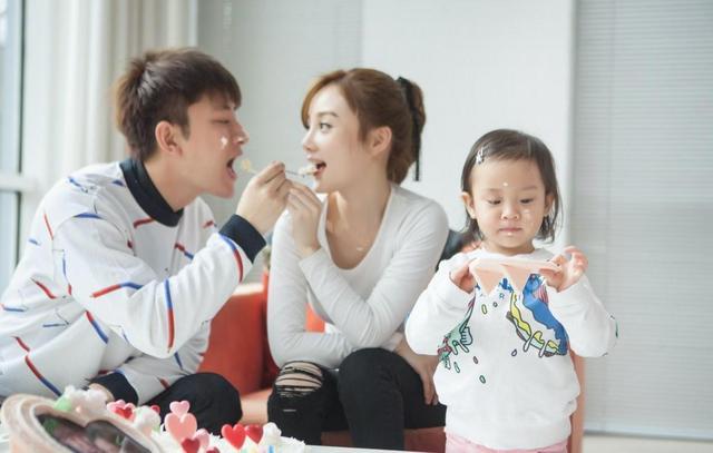 李小璐|李小璐全副武装现身医院整容层，疑做细脖瘦肩手术，向网红脸靠近？