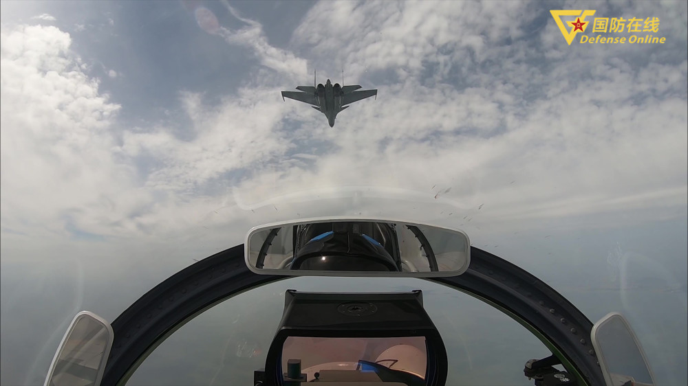 呼啸升空!舰载战斗机飞行员空中视角带你叱咤海空