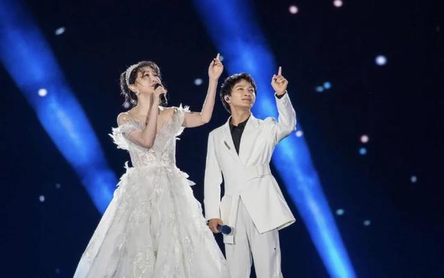 湖南卫视|湖南卫视中秋晚会和央视打擂台，双方看点十足，谁能拔得头筹？