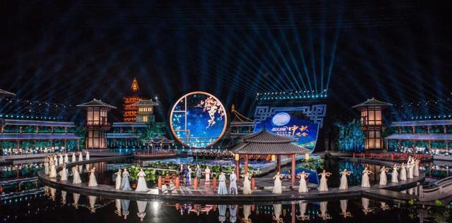 湖南卫视|湖南卫视中秋晚会和央视打擂台，双方看点十足，谁能拔得头筹？