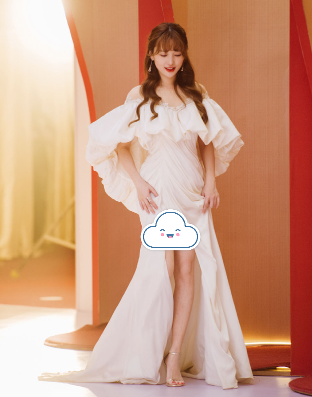 金莎为秀腿学别人穿2cm短裤谁知秀出藕节腿过于真实