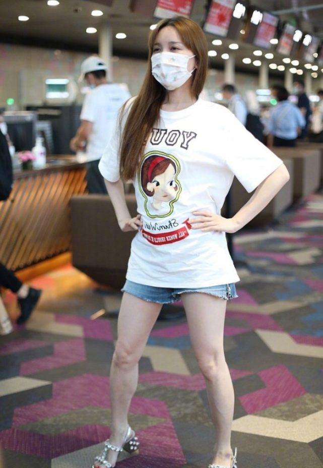 金莎为秀腿学别人穿2cm短裤谁知秀出藕节腿过于真实