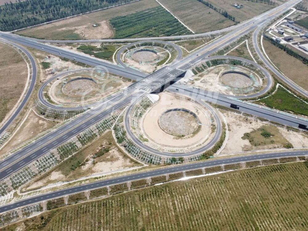 其中,全苜蓿叶枢纽互通4处,服务型双喇叭互通1处,简易半y形互通1处.