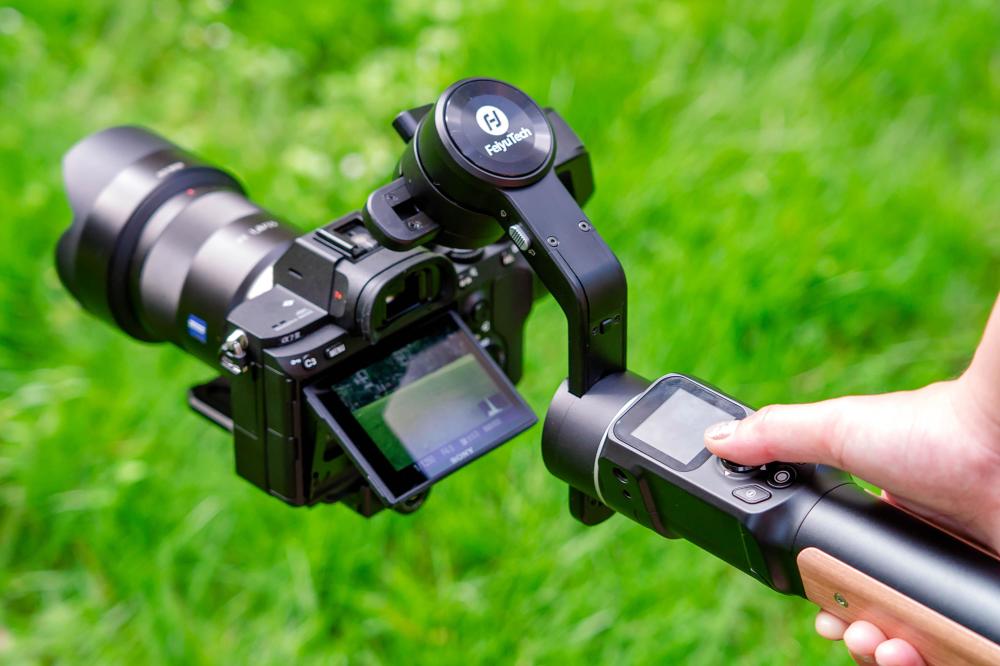 飞宇ak2000c微单稳定器评测带触摸屏并支持无线控制相机