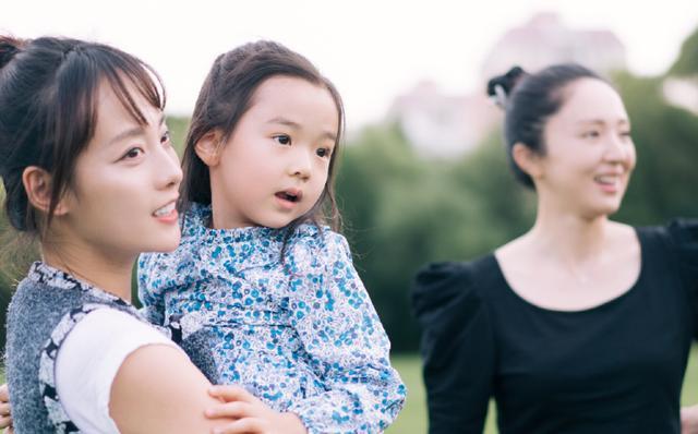 董璇|董璇女儿参加生日会打扮精致，漂亮到连张嘉倪都忍不住抱她合照