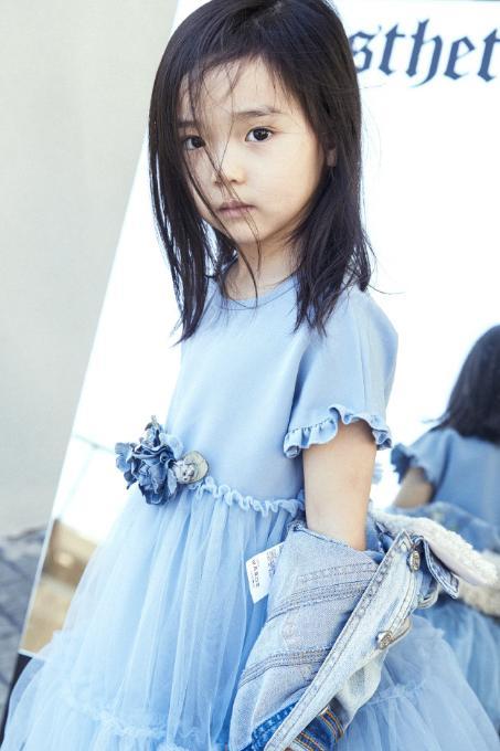 董璇|董璇女儿参加生日会打扮精致，漂亮到连张嘉倪都忍不住抱她合照