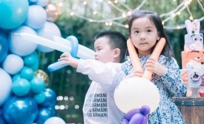 董璇|董璇女儿参加生日会打扮精致，漂亮到连张嘉倪都忍不住抱她合照