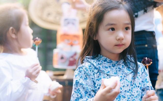 董璇|董璇女儿参加生日会打扮精致，漂亮到连张嘉倪都忍不住抱她合照