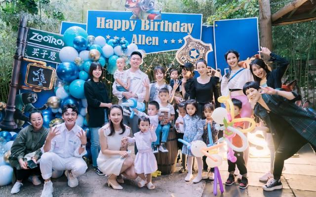 董璇|董璇女儿参加生日会打扮精致，漂亮到连张嘉倪都忍不住抱她合照