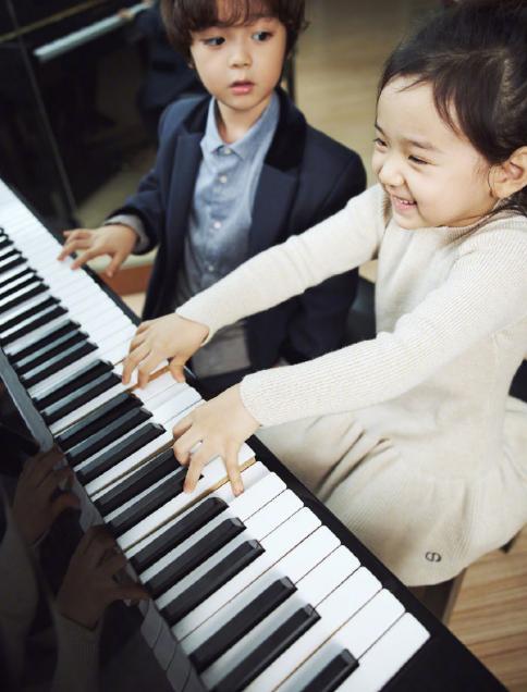 董璇|董璇女儿参加生日会打扮精致，漂亮到连张嘉倪都忍不住抱她合照