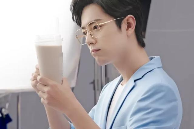 群众演员|《王牌》火热拍摄中，剧组请所有群演喝饮料，事后才知是肖战请客