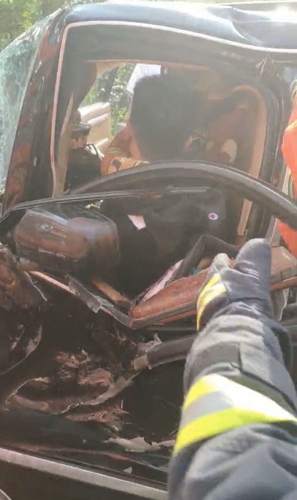 京银路|京银路上保时捷与大货车迎面相撞，消防员救出两人