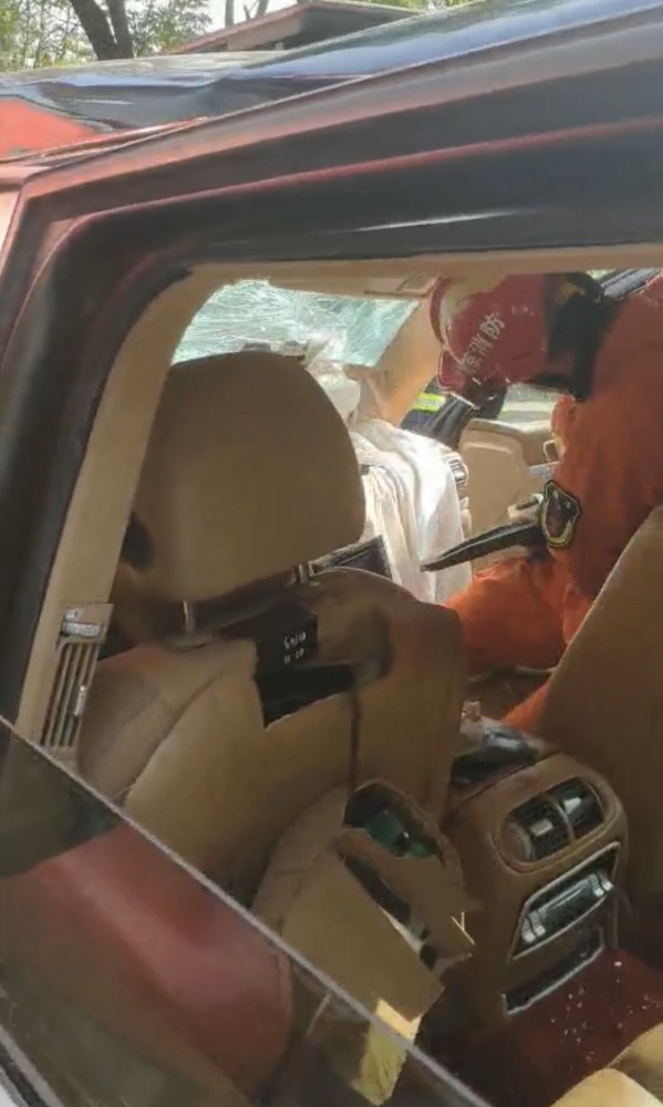 京银路|京银路上保时捷与大货车迎面相撞，消防员救出两人