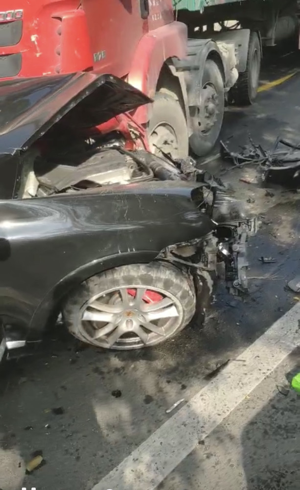 京银路|京银路上保时捷与大货车迎面相撞，消防员救出两人