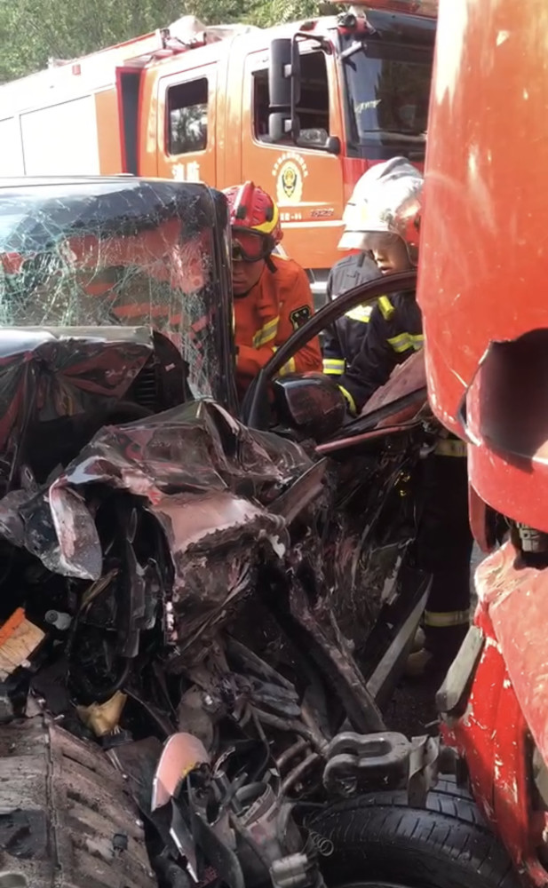 京银路|京银路上保时捷与大货车迎面相撞，消防员救出两人