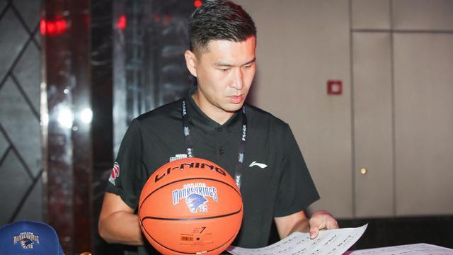 cba闹剧不停歇霍楠指责同曦队长被操控姚明会出手管吗