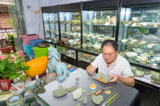 青瓷|郑州一青瓷“发烧友”倾心青瓷碎片修复 近三十年修复 “青瓷”360余件