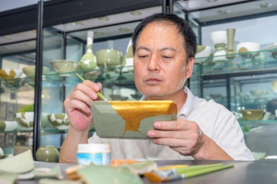青瓷|郑州一青瓷“发烧友”倾心青瓷碎片修复 近三十年修复 “青瓷”360余件