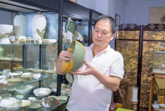 青瓷|郑州一青瓷“发烧友”倾心青瓷碎片修复 近三十年修复 “青瓷”360余件