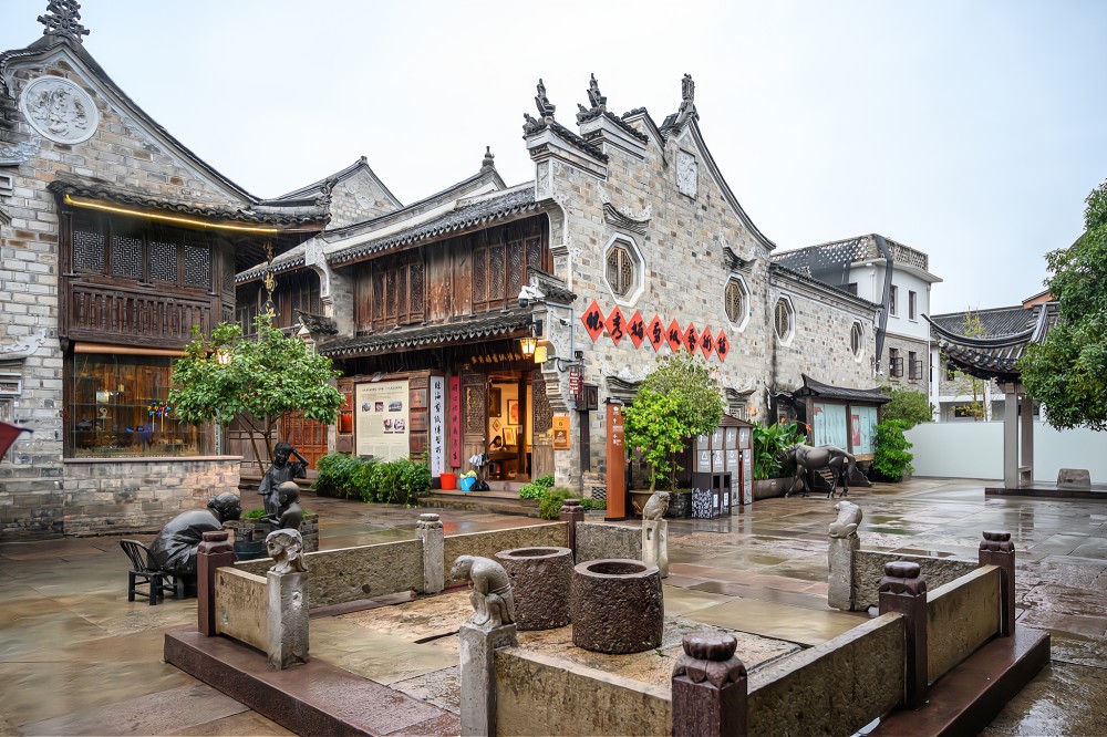 另一个特色就是"坊",在古街上至今尚存五座坊墙,分别是永靖坊,清河坊