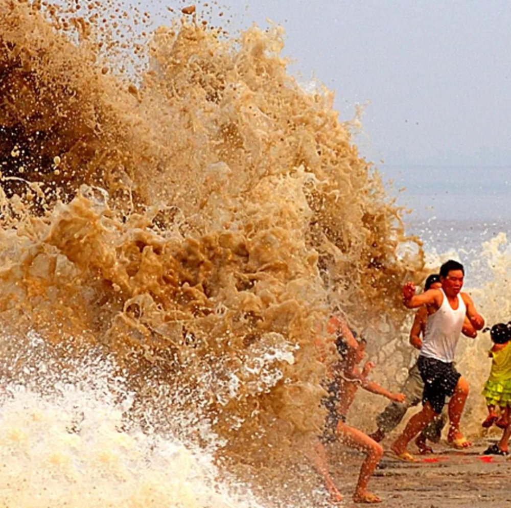 潮涌冲上岸水文专家这样解答