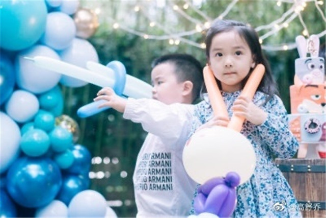 小酒窝|董璇女儿参加张嘉倪儿子生日派对，4岁小酒窝颜值太出众