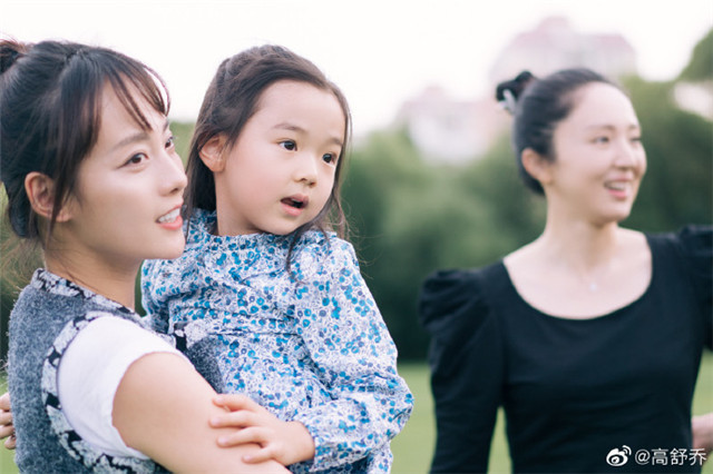 小酒窝|董璇女儿参加张嘉倪儿子生日派对，4岁小酒窝颜值太出众