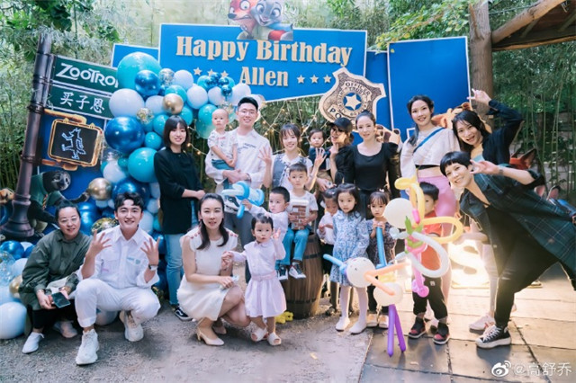 小酒窝|董璇女儿参加张嘉倪儿子生日派对，4岁小酒窝颜值太出众