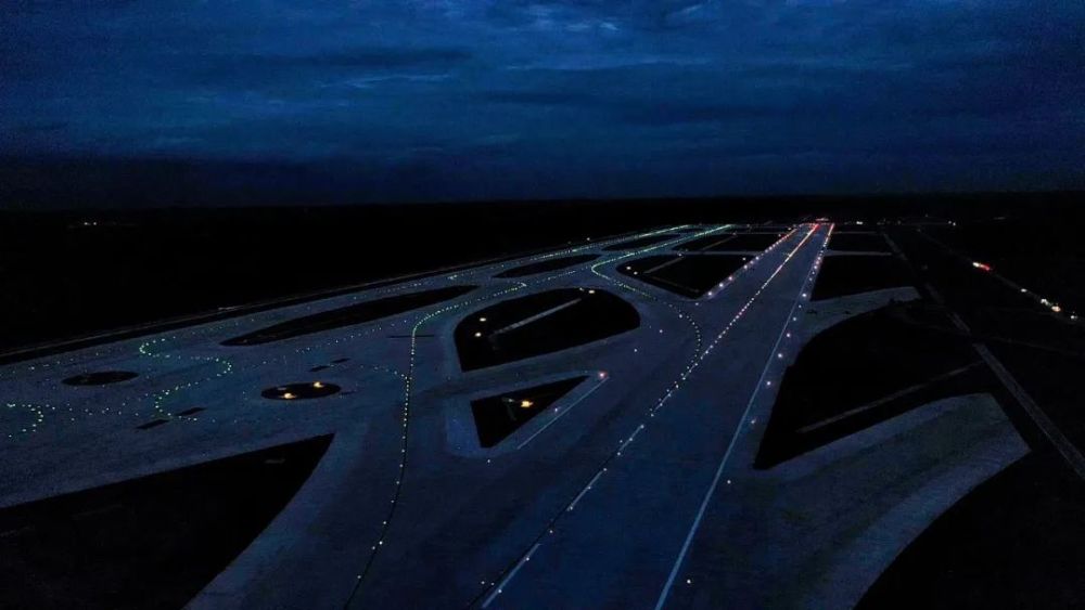 天府国际机场西一跑道亮灯了_腾讯新闻