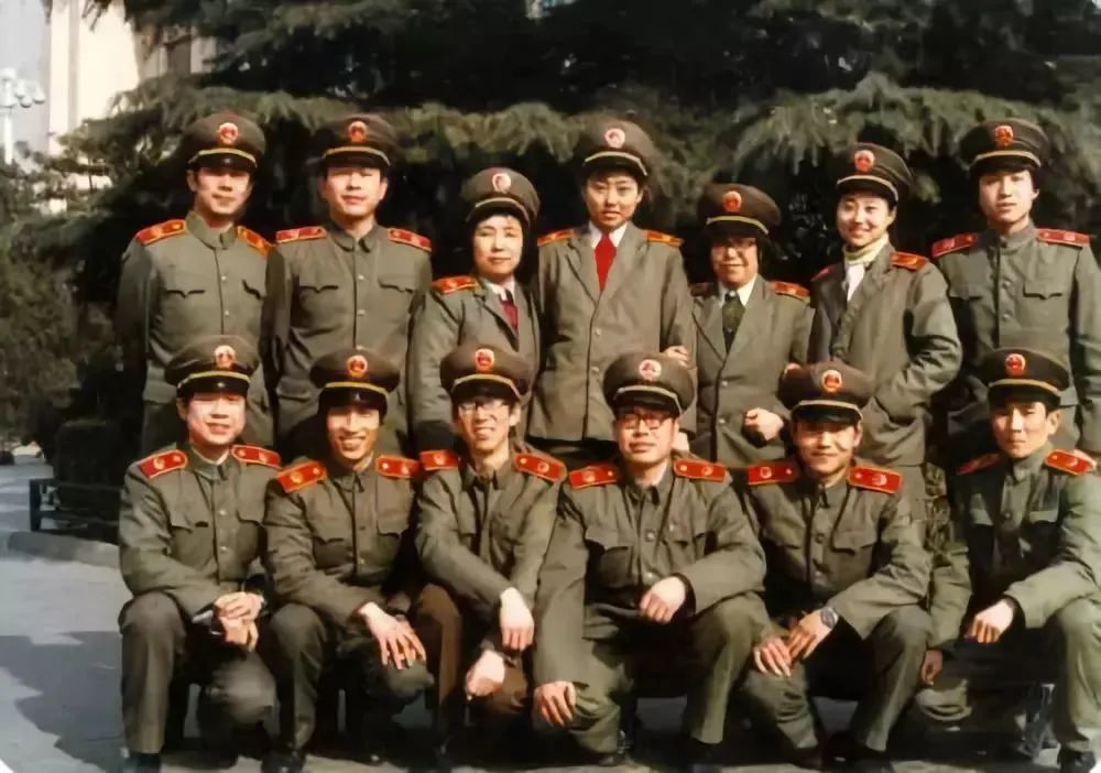 沉默的真相中检察官制服穿错了吗