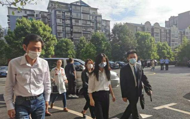 谭松韵|似走出母亲车祸阴影，谭松韵判决后首现身，黑色丝绒裙尽显优雅