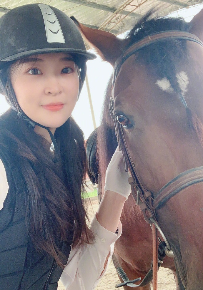 体坛女神惠若琪解锁新的运动项目,网友:全能惠太酷了