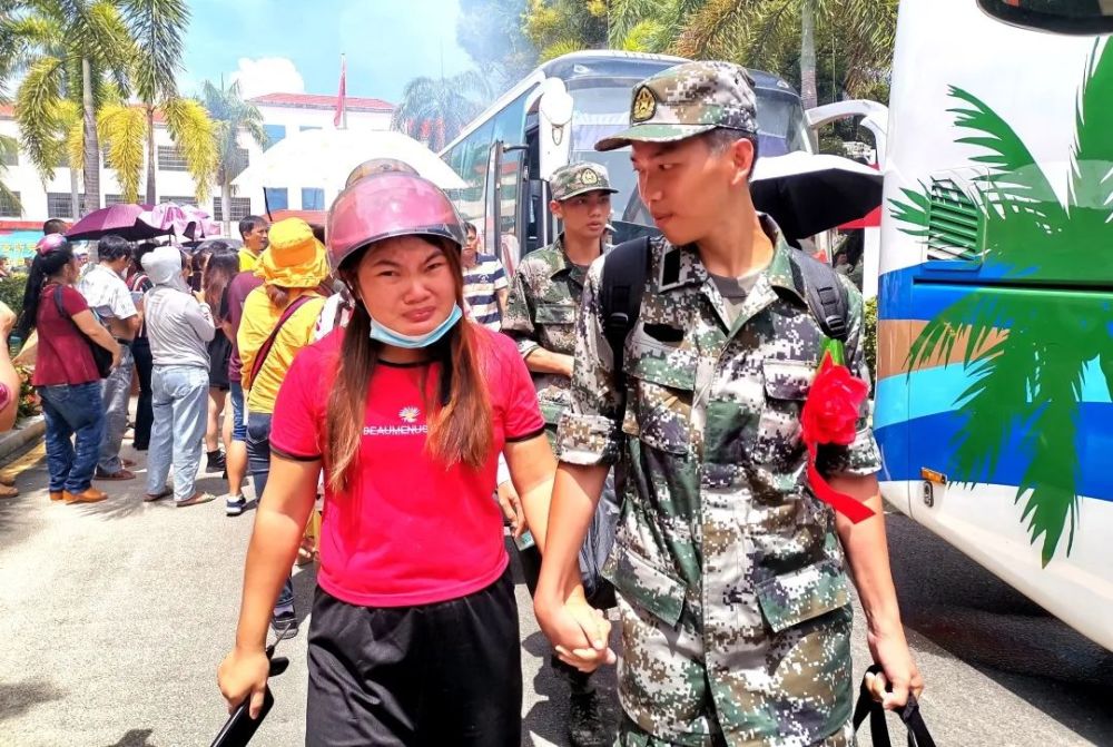 万宁市人武部欢送最后一批新兵入伍感人瞬间