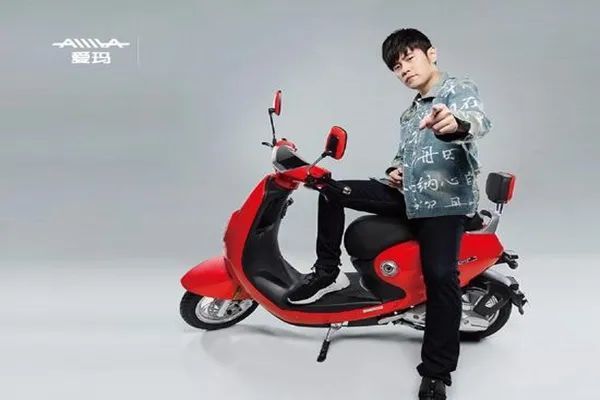 周杰伦|周杰伦哭“穷”上热搜：我虽然躺在20亿豪宅，年入5亿，却失去了烦恼……
