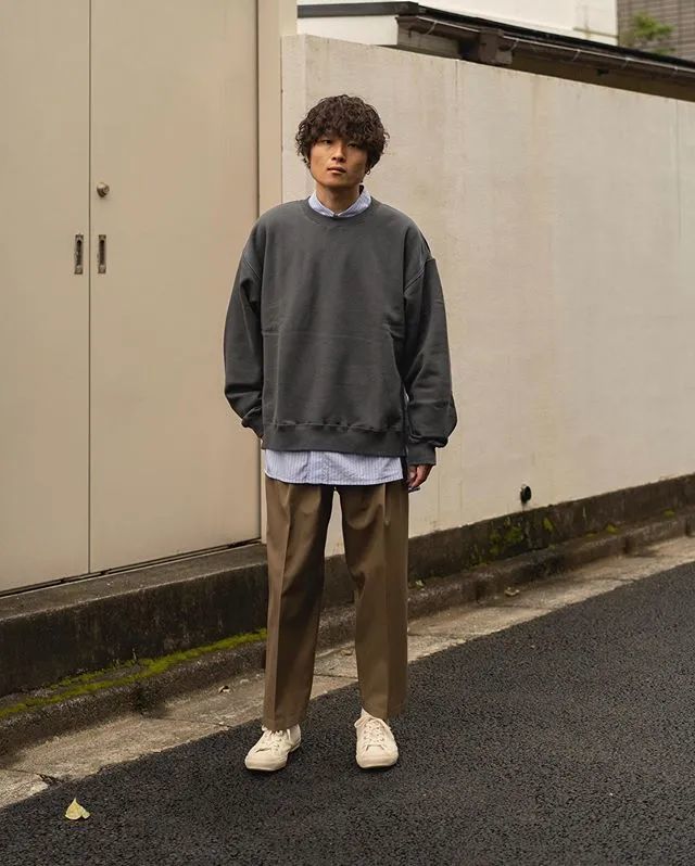 衬衫和t恤真的是秋季叠穿伴侣了,几乎是每个男孩子衣柜里必不可少的单