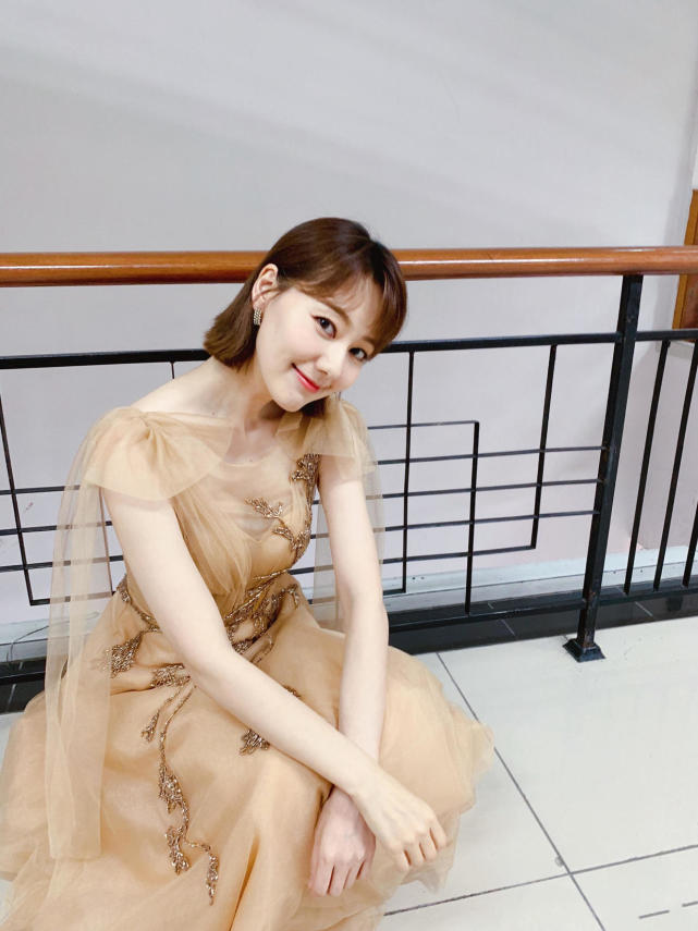 王冠气质就是好穿香槟色薄纱连衣裙配齐肩发美得高贵又大方