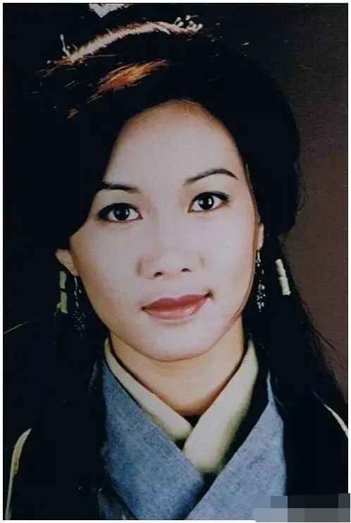 48岁"木婉清"晒照,身材苗条显时尚,结婚9年与丈夫恩爱依旧