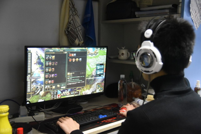 大学白天逃课宿舍睡觉晚上彻夜不眠打游戏你还要青春干啥