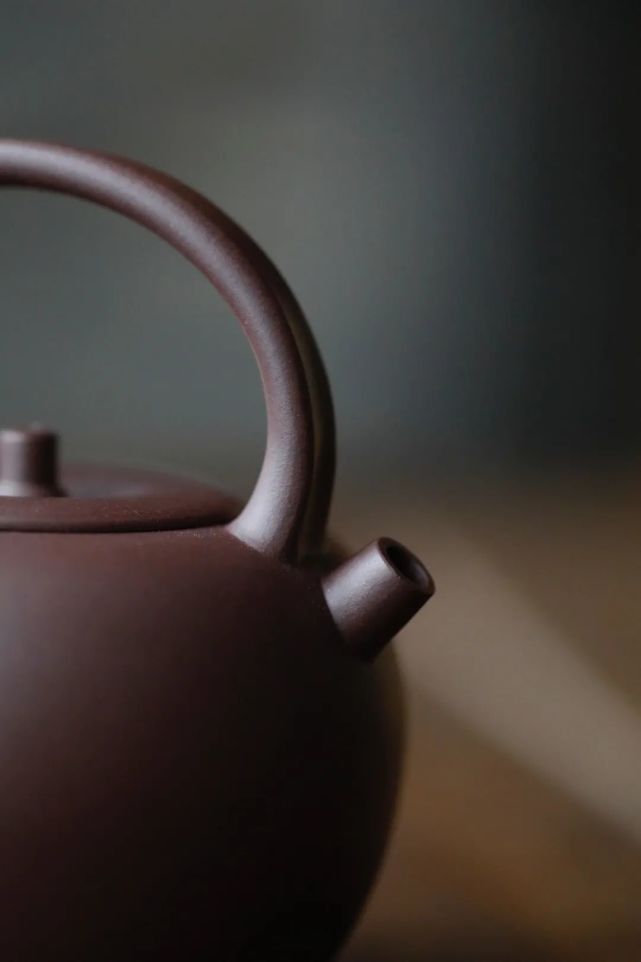 范洁【容量】230cc  球孔出水【泥料】原矿紫泥【名称】太白提梁壶